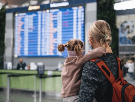 ÚVOD 15 Family looking at timetable at the airport