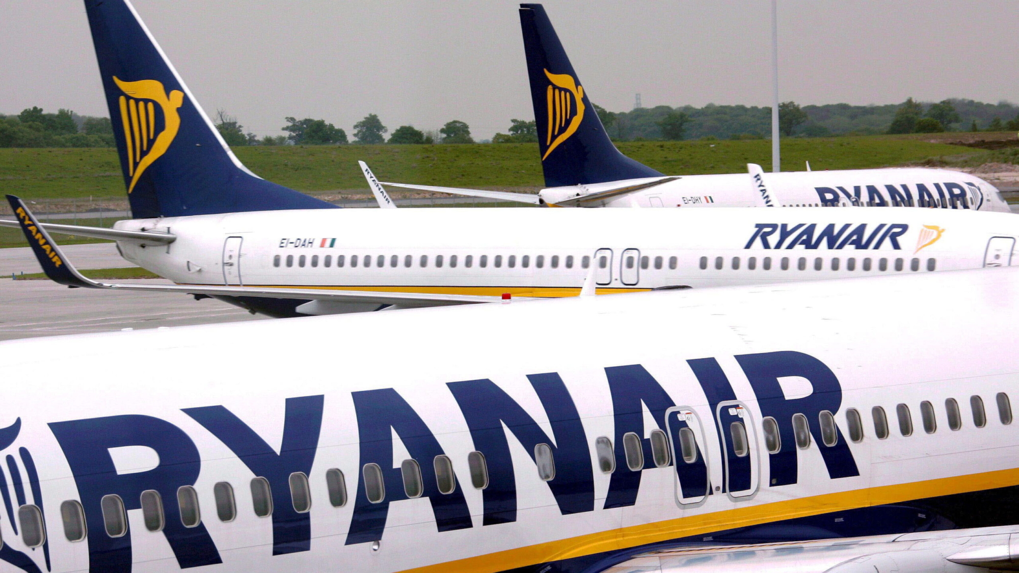 ARA17 DUBLIN (IRLANDA) 20/7/2010.- (ARCHIVO) Foto del 10 de mayo de 2007 donde aparecen tres aviones de la aerolínea irlandesa de bajo coste Ryanair en el aeropuerto de Dublín, Irlanda. Ryanair informó hoy, martes 20 de julio de 2010, que aumentó un 1 por ciento sus beneficios durante los primeros tres meses del presente ejercicio fiscal, hasta los 93,7 millones de euros netos. El comunicado de la compañía agrega que las ganancias durante ese periodo cayeron, no obstante, un 24 por ciento respecto al año anterior debido a las interrupciones provocadas por la nube de ceniza del volcán islandés entre los pasados meses de abril y mayo, lo que obligó a cancelar unos 10 mil vuelos con un coste de 50 millones de euros. EFE/ANDY RAIN TELETIPOS_CORREO:EBF,%%%,%%%,%%%