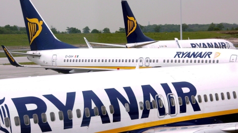 ARA17 DUBLIN (IRLANDA) 20/7/2010.- (ARCHIVO) Foto del 10 de mayo de 2007 donde aparecen tres aviones de la aerolínea irlandesa de bajo coste Ryanair en el aeropuerto de Dublín, Irlanda. Ryanair informó hoy, martes 20 de julio de 2010, que aumentó un 1 por ciento sus beneficios durante los primeros tres meses del presente ejercicio fiscal, hasta los 93,7 millones de euros netos. El comunicado de la compañía agrega que las ganancias durante ese periodo cayeron, no obstante, un 24 por ciento respecto al año anterior debido a las interrupciones provocadas por la nube de ceniza del volcán islandés entre los pasados meses de abril y mayo, lo que obligó a cancelar unos 10 mil vuelos con un coste de 50 millones de euros. EFE/ANDY RAIN TELETIPOS_CORREO:EBF,%%%,%%%,%%%