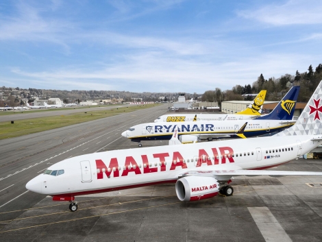 Tri lietadlá Boeing 737 MAX v farbách Malta Air, Ryanair a Buzz stoja na odbavovacej ploche pri výrobnom závode