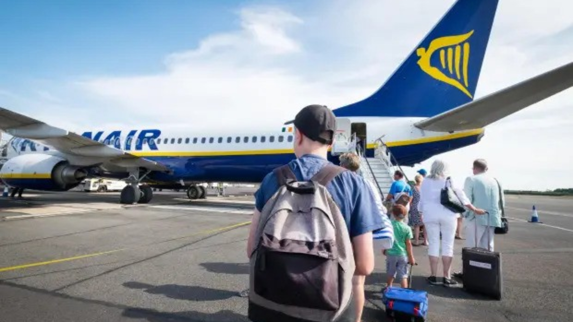 pcykn5-ryanair-passenger-backpack-carry-714580372-ezgif.com-webp-to-jpg-converter (1)