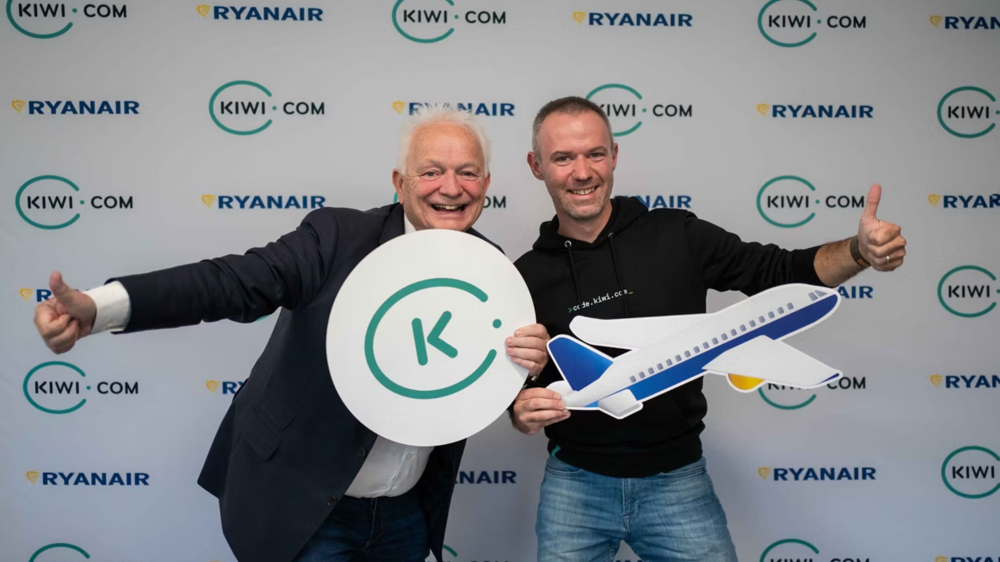 kiwi-and-ryanair-exexutives-celebrating-the-partnership