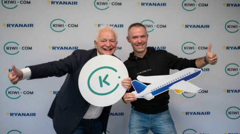 kiwi-and-ryanair-exexutives-celebrating-the-partnership