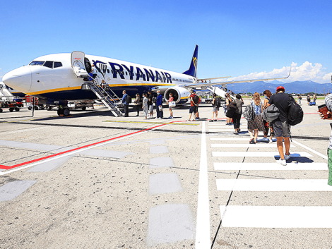 ÚVOD 15 Cestujúci s príručnou batožinou kráčajú po odbavovacej ploche k lietadlu Ryanairu