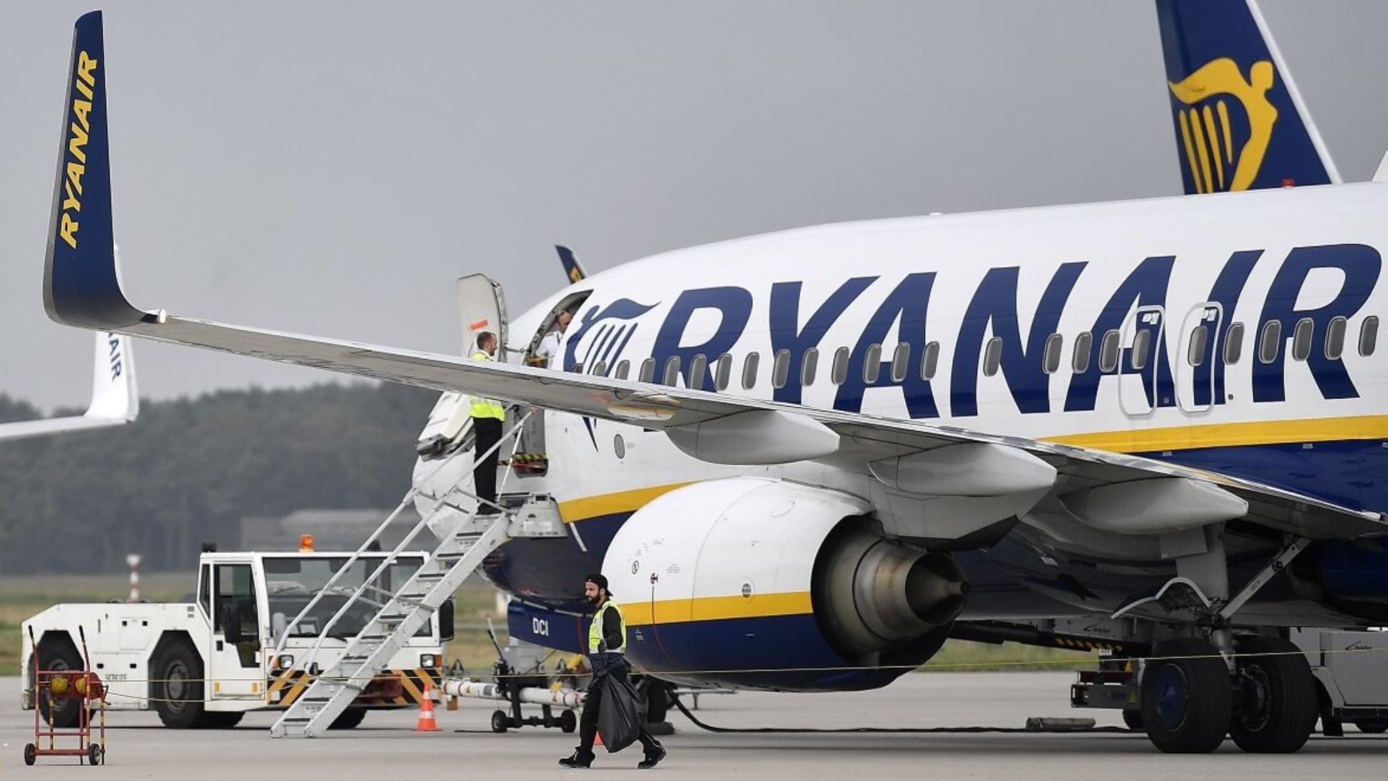 KK22 Weeze - Na archívnej snímke z 12. septembra 2018 lietadlo spoloènosti Ryanair na letisku v nemeckom Weeze. Francúzske úrady zadriavali nieko¾ko hodín lietadlo írskych nízkonákladových aerolínií Ryanair. Chceli tak túto spoloènos prinúti, aby vrátila nelegálne priznaný finanèný príspevok. K incidentu dolo vo tvrtok 9. novembra 2018 na medzinárodnom letisku BordeauxMérignac na juhozápade Francúzska. Francúzsky úrad pre civilnú leteckú dopravu (DGAC) zaistil stroj priamo na letiskovej ploche a 149 cestujúcich nachádzajúcich sa na palube bolo nútených vystúpi. FOTO TASR/AP
FILE - In this Wednesday, Sept. 12, 2018 file photo, a Ryanair jetplane parks at the airport in Weeze, Germany. French authorities have seized a Ryanair plane and forced 149 passengers to disembark because of a dispute over subsidies to the Irish airline. The French civil aviation authority announced Friday, Nov. 9 it had impounded the plane on the tarmac of the Bordeaux-Merignac airport as a âlast resort.â (AP Photo/Martin Meissner, file)