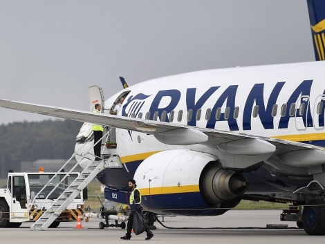 ÚVOD 15 KK22 Weeze - Na archívnej snímke z 12. septembra 2018 lietadlo spoloènosti Ryanair na letisku v nemeckom Weeze. Francúzske úrady zadriavali nieko¾ko hodín lietadlo írskych nízkonákladových aerolínií Ryanair. Chceli tak túto spoloènos prinúti, aby vrátila nelegálne priznaný finanèný príspevok. K incidentu dolo vo tvrtok 9. novembra 2018 na medzinárodnom letisku BordeauxMérignac na juhozápade Francúzska. Francúzsky úrad pre civilnú leteckú dopravu (DGAC) zaistil stroj priamo na letiskovej ploche a 149 cestujúcich nachádzajúcich sa na palube bolo nútených vystúpi. FOTO TASR/AP
FILE - In this Wednesday, Sept. 12, 2018 file photo, a Ryanair jetplane parks at the airport in Weeze, Germany. French authorities have seized a Ryanair plane and forced 149 passengers to disembark because of a dispute over subsidies to the Irish airline. The French civil aviation authority announced Friday, Nov. 9 it had impounded the plane on the tarmac of the Bordeaux-Merignac airport as a âlast resort.â (AP Photo/Martin Meissner, file)