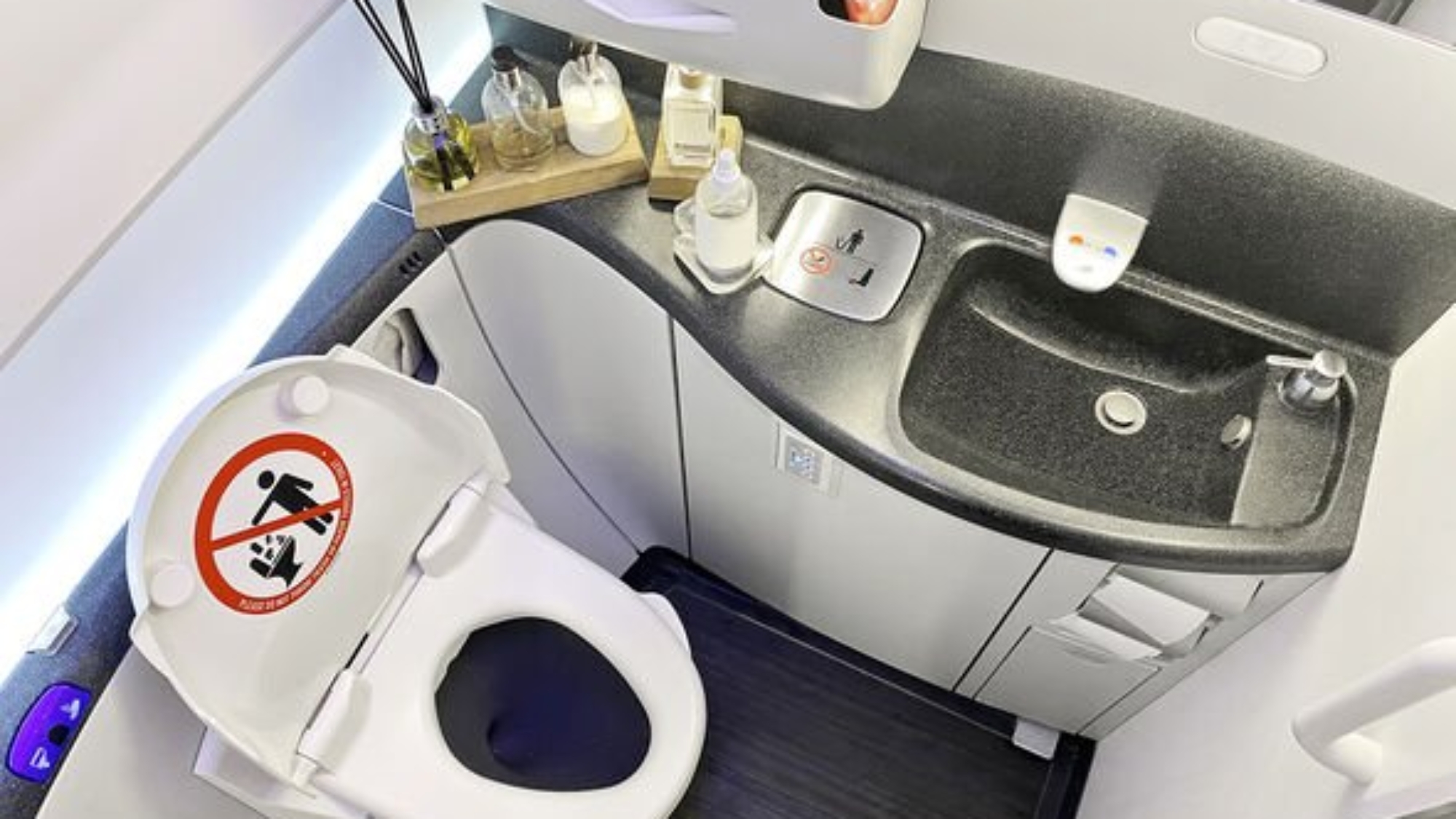 Ryanair-news-toilet-Dublin-amsterdam-ireland-delay-six-hour-2-4092723
