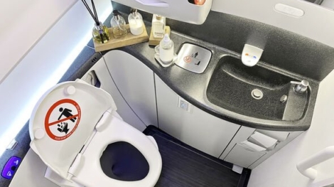 Ryanair-news-toilet-Dublin-amsterdam-ireland-delay-six-hour-2-4092723