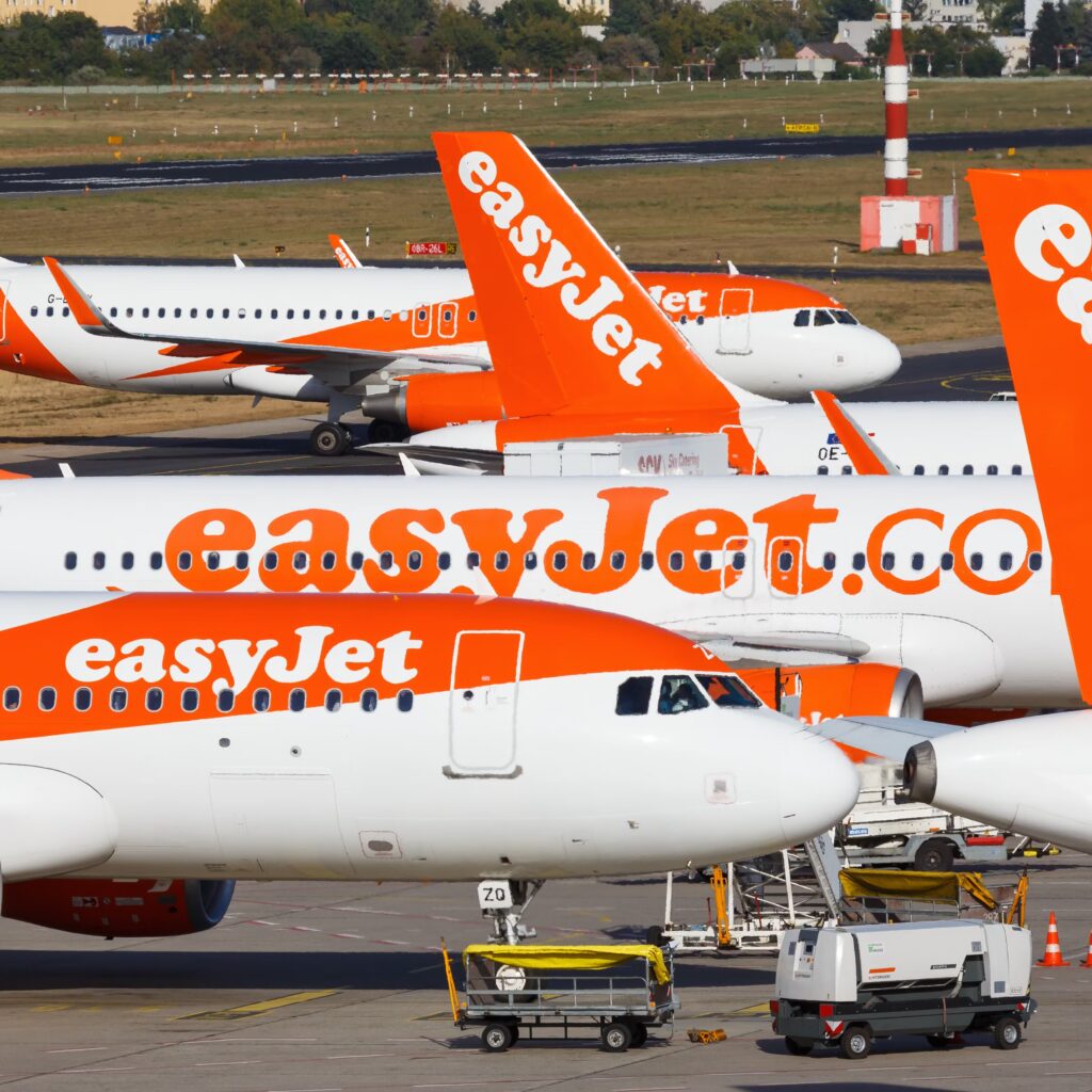 Bitka titanov oblohy: Ryanair vs. easyJet vs. Wizz Air. Kto má najväčšiu flotilu v Európe? 3 easyjet aircaft at txl shutterstock 1550000327