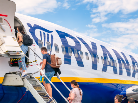 ÚVOD 15 passengers boarding ryanair plane timioara 1001949270