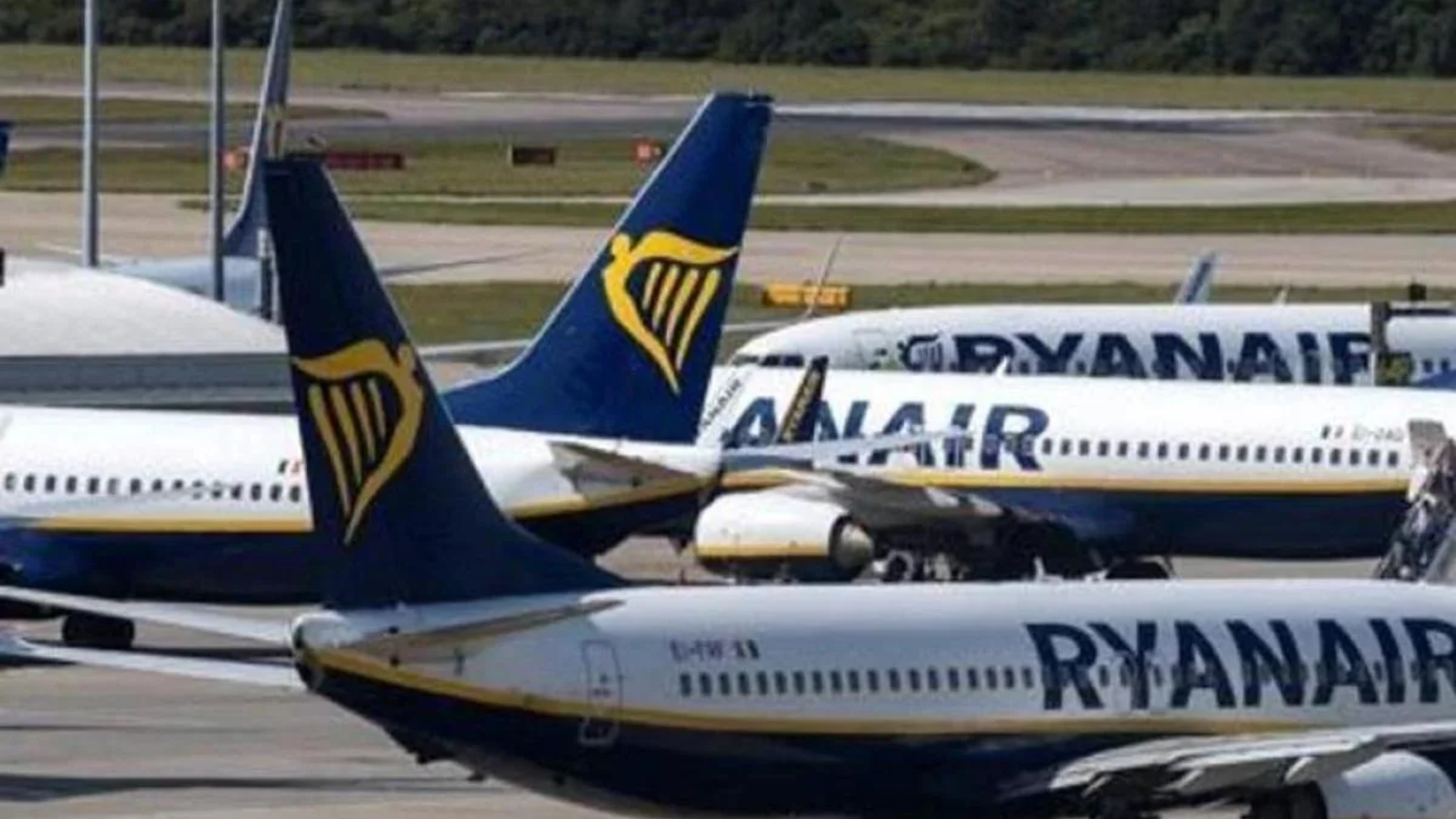 Zaparkované lietadlá Boeing 737 v modro-žltých farbách Ryanairu na letiskovej ploche