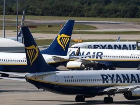 Zaparkované lietadlá Boeing 737 v modro-žltých farbách Ryanairu na letiskovej ploche