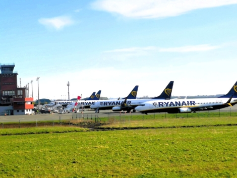 ÚVOD 15 Rad zaparkovaných lietadiel Boeing 737 na letiskovej ploche pred terminálom