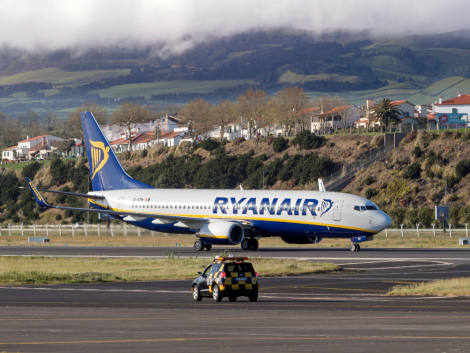 ÚVOD 15 Ryanair-plane-in-the-Azores