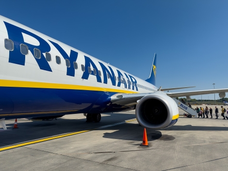 ÚVOD 15 Boeing 737 v modro-žltých farbách Ryanairu, cestujúci nastupujú po schodoch na palubu